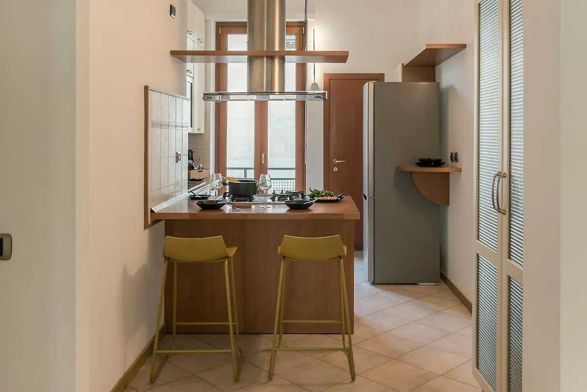 Exclusive Design Apartment - Duomo - Free Parking Milão