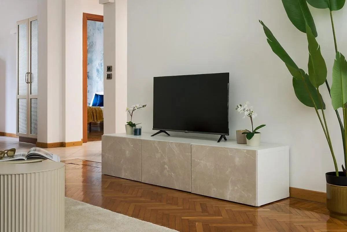 Exclusive Design Apartment - Duomo - Free Parking Milão